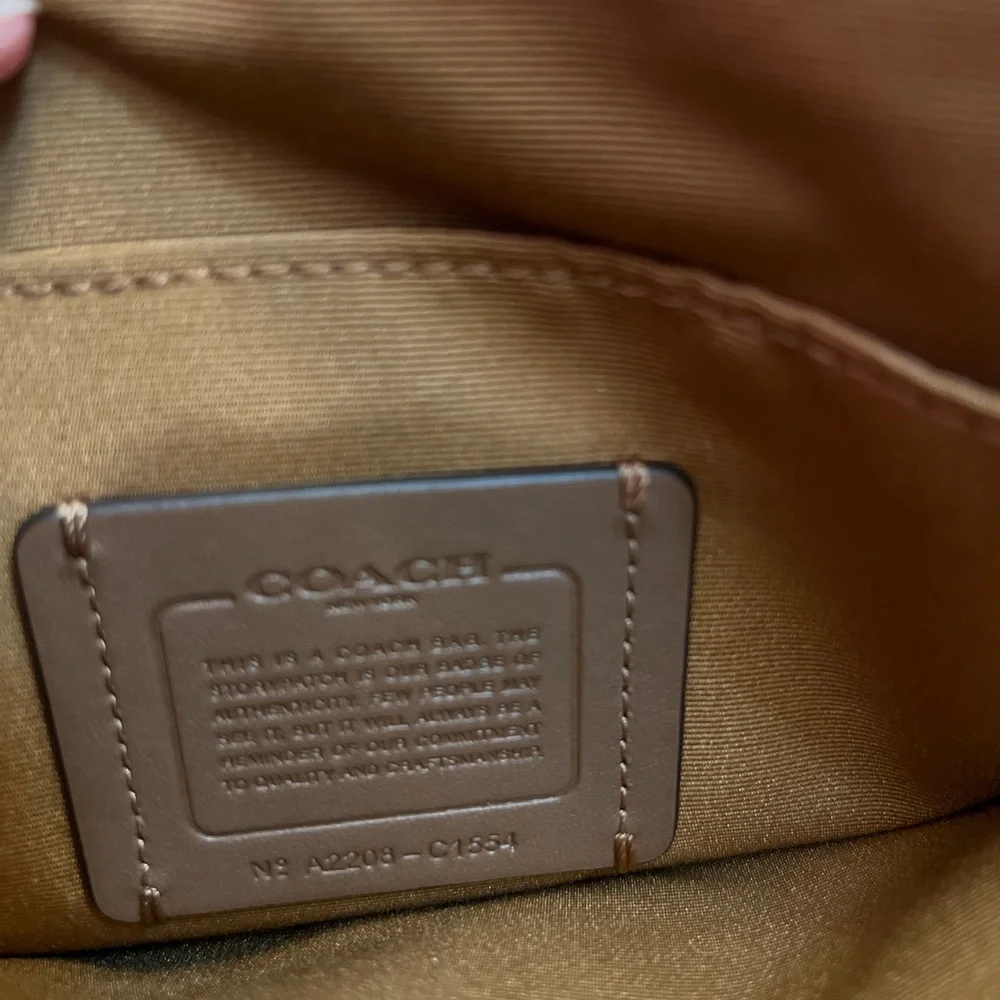 Coach crossbody bag. - Picture 3 of 5